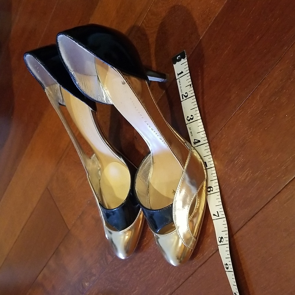 Sexy and comfortable in two tones.